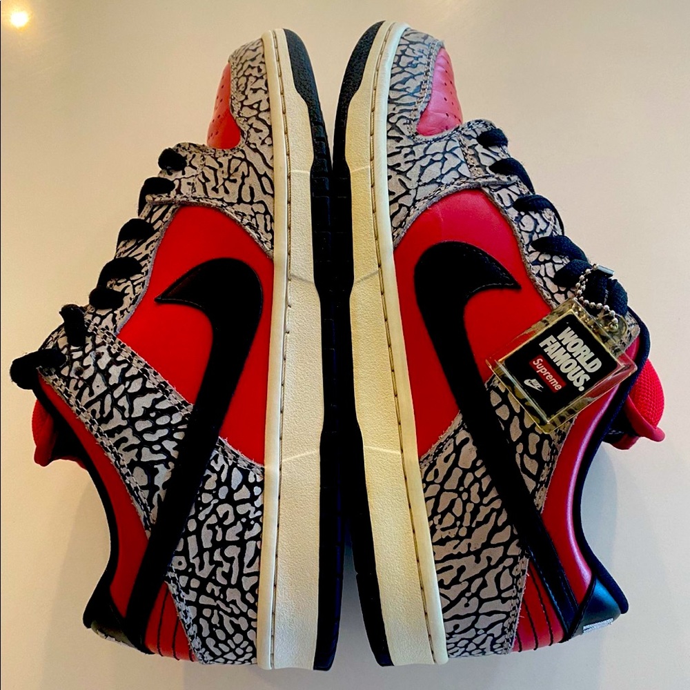 Nike sb dunk supreme red cement